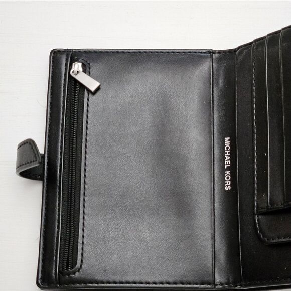 PRICE REDUCED!!đ„đ„NWOT, MichaelâKorsâWalletđ„đ„ - Picture 3 of 6